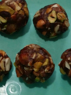 A picture of Khajur ke ladoo.