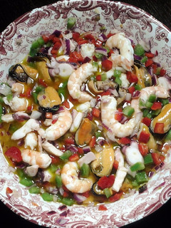Una foto de Ensalada fresca de langostinos, pulpo, mejillones, mi versión del salpicón