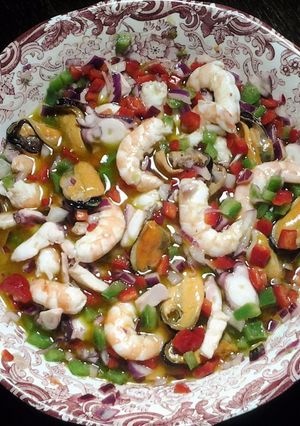 Una foto de Ensalada fresca de langostinos, pulpo, mejillones, mi versión del salpicón