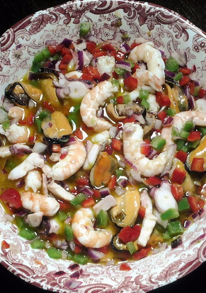 Una foto de Ensalada fresca de langostinos, pulpo, mejillones, mi versión del salpicón