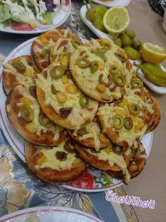 صورة لوصفة ميني بيتزا بالعجينة المورقة 💜