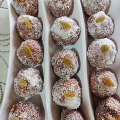 A picture of Carrot khajur laddoo.