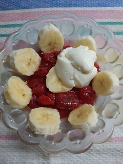 Una foto de Frutillas, banana y algo más