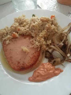 Una foto de Filetes de pavo con arroz y cebolla