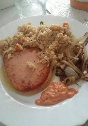 Una foto de Filetes de pavo con arroz y cebolla