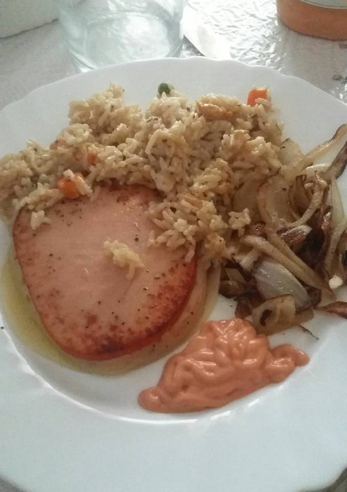 Una foto de Filetes de pavo con arroz y cebolla