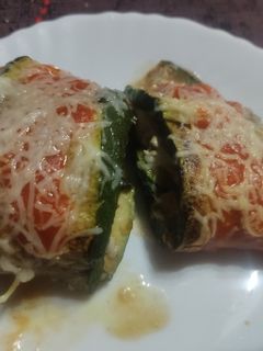 Una foto de Rollitos de calabacín rellenos de jamón cocido y queso