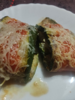Una foto de Rollitos de calabacín rellenos de jamón cocido y queso