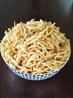 ભાવનગરી ગાંઠિયા (Bhavnagari Ganthiya Recipe In Gujarati) રેસીપી મુખ્ય ફોટો