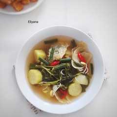 A picture of Sayur asem.