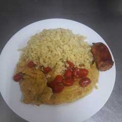 Una foto de Arroz de coliflor con pechuga de pavo al curry y tomates cherry