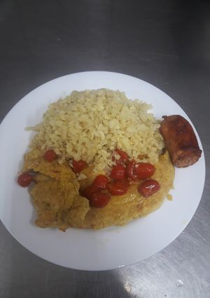 Una foto de Arroz de coliflor con pechuga de pavo al curry y tomates cherry