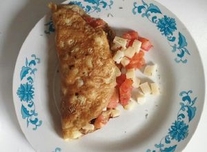 Una foto de Omelette con tomate, champiñón y queso de cabra