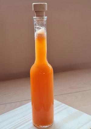 Una foto de Agua saborizada de mandarina y zanahoria 💧 🍊 🥕