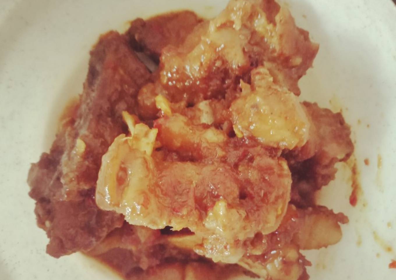 Krengsengan tulangan dan kaki babi (non halal)