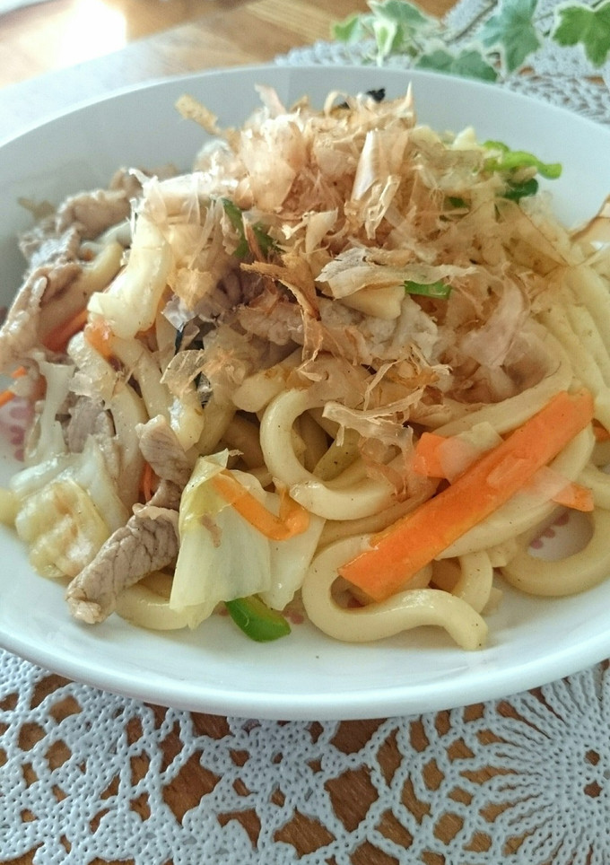 A picture of Easy Lunch: Stir-Fried Udon with Oyster Sauce.