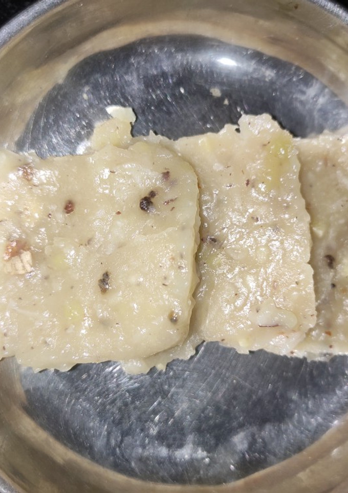 કોકોનેટ સ્વીટ સ્લાઈસ(હલવા)coconut halvo in Gujarati ) રેસીપી મુખ્ય ફોટો