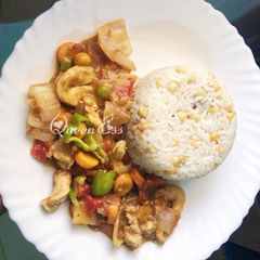 A picture of White rice & chickpeas,+veg chicken.