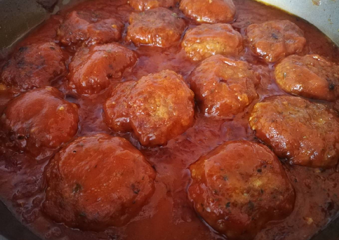 Albóndigas con tomate a las finas hierbas 🌿