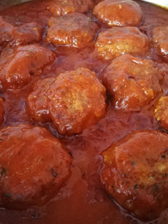Una foto de Albóndigas con tomate a las finas hierbas 🌿