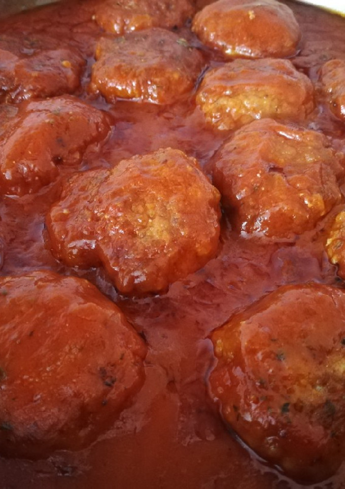 Una foto de Albóndigas con tomate a las finas hierbas 🌿