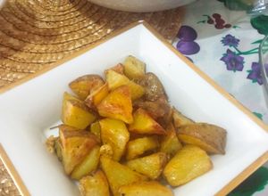 Una foto de Papas asadas con ajo crujiente