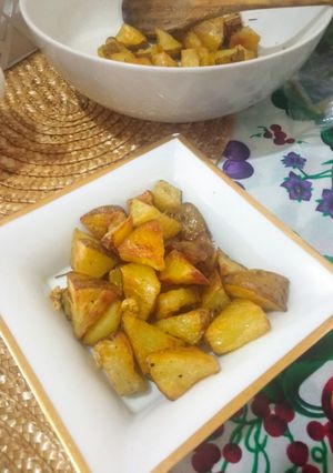 Una foto de Papas asadas con ajo crujiente
