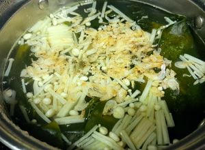 Hình của món Canh rong biển tép khô nấm kim châm.