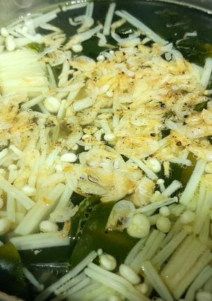 Hình của món Canh rong biển tép khô nấm kim châm.