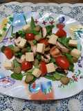 Ensalada: rúcula, hongos, cherry, pepinillos y queso