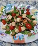 Ensalada: rúcula, hongos, cherry, pepinillos y queso