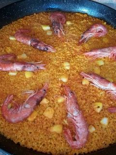 Una foto de Arroz a banda con alioli de aguacate
