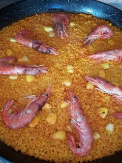 Una foto de Arroz a banda con alioli de aguacate
