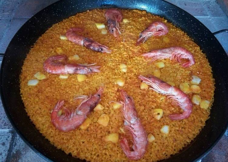 Arroz a banda con alioli de aguacate