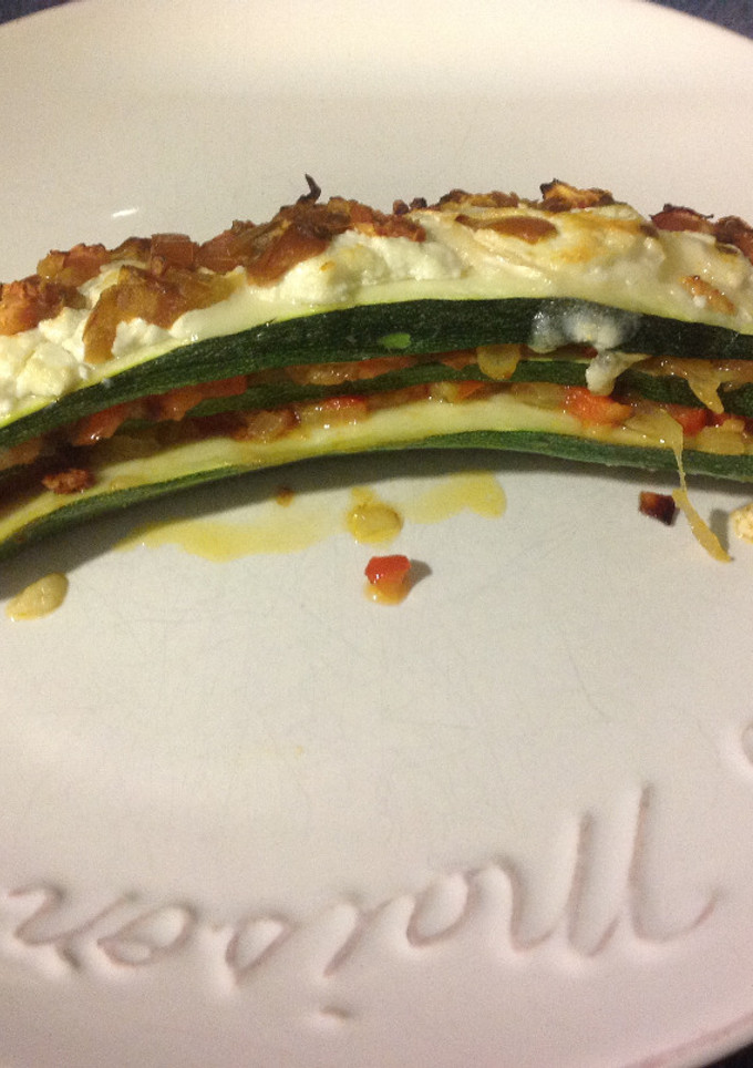 Una foto de Calabacín relleno de verduras
