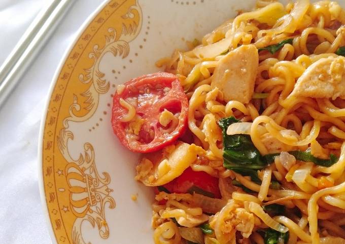 Mie goreng pedas terasi instan