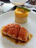 Salmón teriyaki mandarina con timbal de papa blanca y amarilla