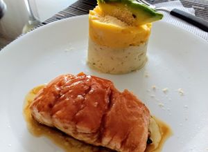 Una foto de Salmón teriyaki mandarina con timbal de papa blanca y amarilla