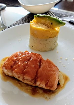 Una foto de Salmón teriyaki mandarina con timbal de papa blanca y amarilla