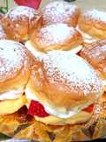 Bollos con crema, fresas y nata