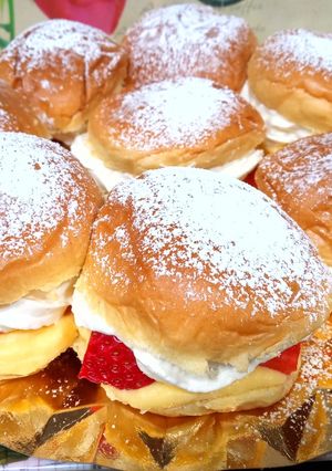 Una foto de Bollos con crema, fresas y nata