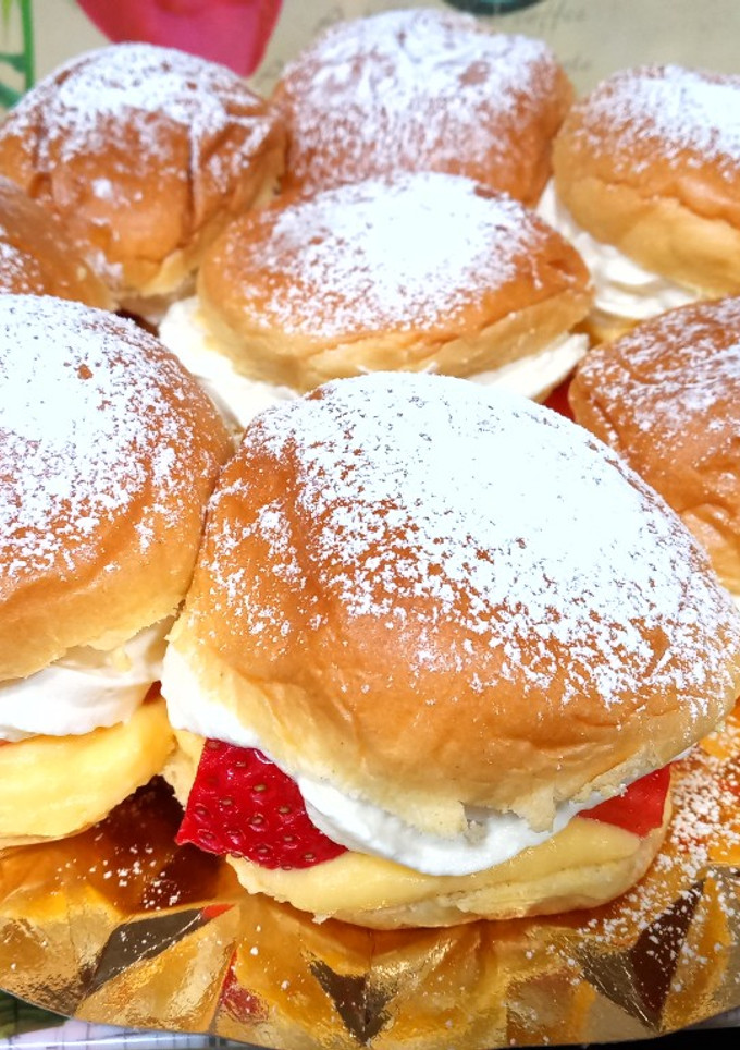 Una foto de Bollos con crema, fresas y nata