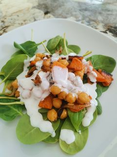 Una foto de Garbanzos con espinacas y salsa de yogurt