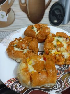 चेड्डार चीज़ स्टफ बन एण्ड पाव पिज़्ज़ा (Cheddar Cheese Stuff Bun & Pav Pizza recipe in hindi) रेसिपी मुख्य फोटो