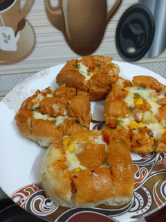 चेड्डार चीज़ स्टफ बन एण्ड पाव पिज़्ज़ा (Cheddar Cheese Stuff Bun & Pav Pizza recipe in hindi) रेसिपी मुख्य फोटो
