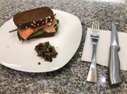 Una foto de sandwich queso azul