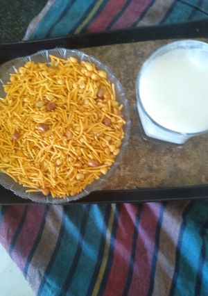 A picture of Spicy mixture and coconut crush.