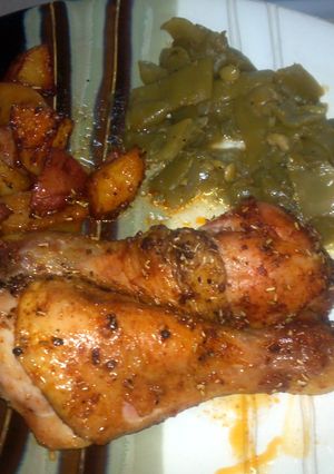 A picture of Rosemary Chicken and Potatos.