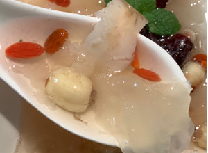 潤肺止咳百合銀耳湯-電鍋縮時版 的食譜成品照片