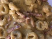 Una foto de tortellini de carne con nata